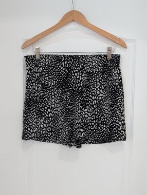 Calvin Klein Black & White Pull On Loose Fit High Rise Shorts Pockets M / L